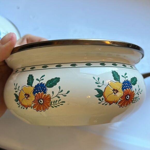 Vintage white enamelware painted floral small saucepan with brass handle - Picture 7 of 8